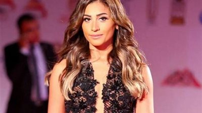 بالفيديو.. دينا الشربيني تتخطي أزمة عمرو دياب وتعلق : أخيرًا العودة