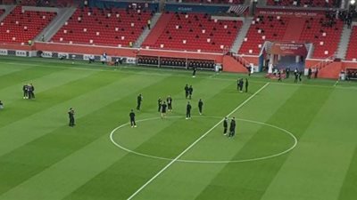 بالصور.. موسيماني واللاعبين يتفقدون أرضية الملعب قبل مواجهة بايرن ميونخ