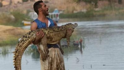 محمد رمضان يحمل تمساحاً في كواليس تصوير مسلسل ”موسى”