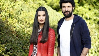 جلسة تصوير رومانسية من أجل «توبا بويوكستون وأنجين أكيوريك»