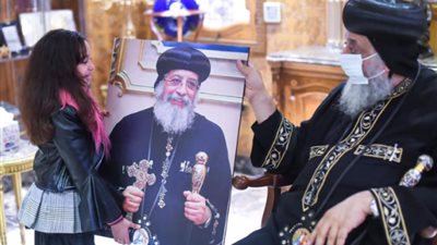 شاهد.. حكاية الطفلة التي حقق البابا حلمها