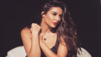 حافية القدمين.. ياسمين صبري تتألق بالأسود داخل منزلها