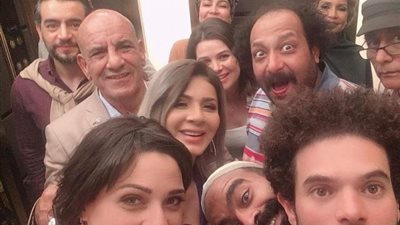 صورة سيلفي تجمع أبطال مسلسل ”بين السما والأرض”