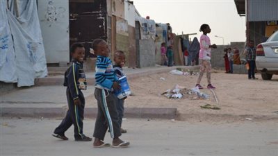 مسلحون يقتحمون مخيما للنازحين في طرابلس الليبية