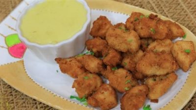 «زي المطاعم».. أسهل طريقة لتحضير دجاج مقرمش مع صلصة الأجبان