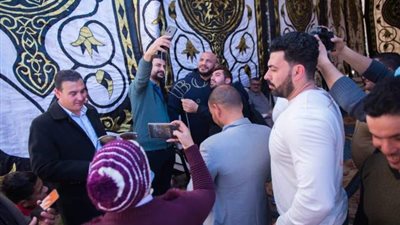 في أول ظهور له ببلدته.. استقبال خاص من أهالي كفر الشيخ للبيج رامي