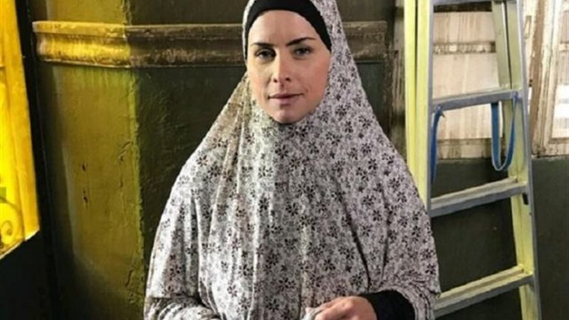 نور اللبنانية ترتدي