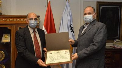 محافظ أسيوط يكرم الدكتور خالد بكرى مدير الطب البيطري لبلوغه سن المعاش
