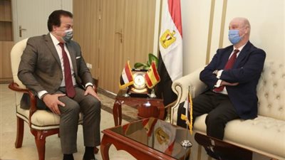 بالصور .. وزير التعليم العالي يستقبل السفير الإسباني بالقاهرة