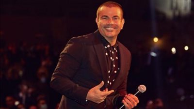 بعد دعمه لها رسالة خاصة من عازفة البيانو الكفيفة لـ عمرو دياب.. تعرف عليها