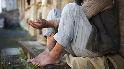 ما حكم منع الصدقة عن المتسولين في الشارع؟.. أمين الفتوى يرد