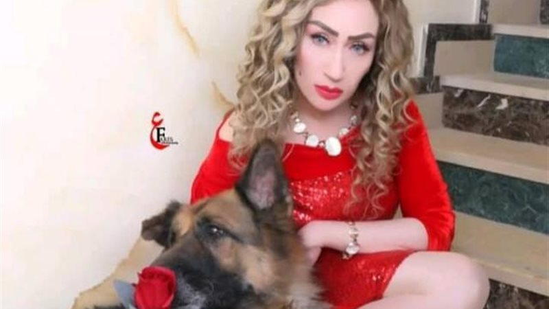 إيناس مكي وكلبها