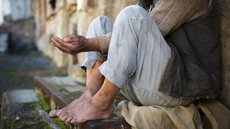 الصدقة عن المتسولين