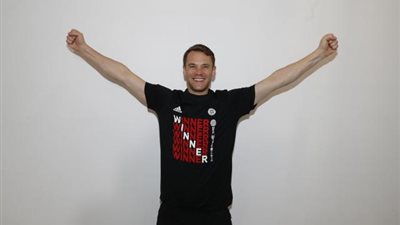 نوير يحتفل بالسداسية التاريخية بعد التتويج بـ كأس العالم للأندية