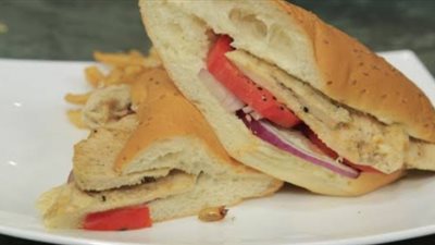 «زي المطاعم».. كيفية إعداد سندوتش دجاج مخبوز