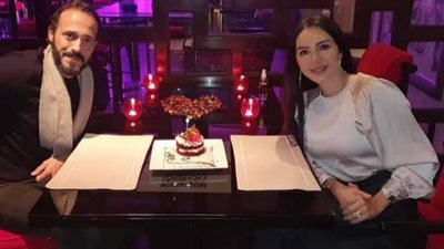 يوسف الشريف يحتفل مع زوجته بعيد الحب: كل سنة وأنتي حبيبتي