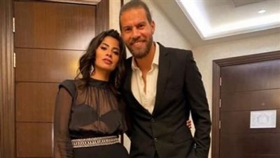 روبي تحتفل بعيد ميلاد زوج شقيقتها بفستان أسود مثير