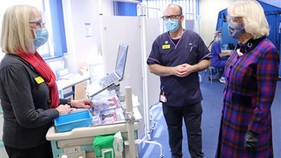 كواليس تلقي الأمير تشارلز وزوجته كاميلا الجرعة الأولى من لقاح كورونا