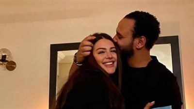 أحمد خالد صالح يقبل رأس هنادي مهنا احتفالاً بعيد الحب (صور)