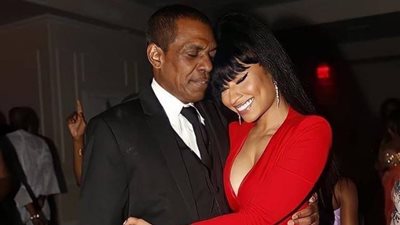 بعد تعرضه لصدمة من سيارة.. وفاة والد نيكي ميناج عن عمر يناهز الـ64 عامًا