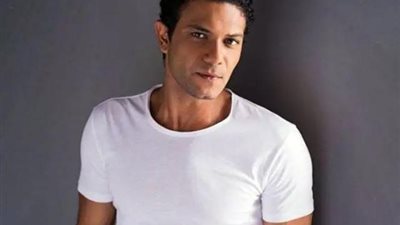 شاهد.. آسر ياسين مقاتل طيار يرتدي الزي العسكري من فيلم ”السرب”