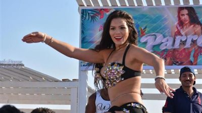 بالفيديو.. لورديانا تشعل السوشيال ميديا برقصة فاضحة أمام الأهرامات