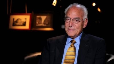 عاجل.. بيان من فاروق الباز  يفضح مؤامرة بيل جيتس