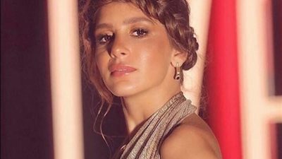 جميلة عوض تدخل في صراع مع والدتها وتنتقل للعيش مع زوجة والدها.. إليك التفاصيل