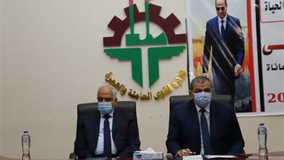 تغطي الوفاة والحوادث.. تسليم وثائق التأمين التكافلي للعمالة غير المنتظمة بالجيزة