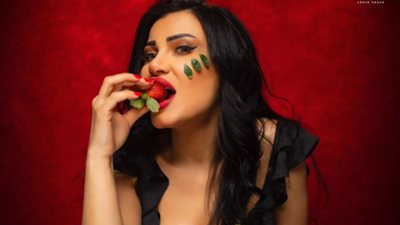بسبب الفراولة.. منى ممدوح تُشعل مواقع التواصل الاجتماعي بإطلالة مثيرة