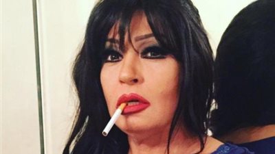 ضربت عادل الفار.. وحبست مدحت صالح.. واشتعل خلاف كبير بينها وبين هشام عباس وحورية فرغلي.. خناقات فيفي عبده عرض مستمر