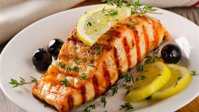 «زي المحلات».. كيفية إعداد سالمون مشوي