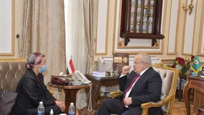 شاهد.. رئيس جامعة القاهرة ووزيرة البيئة يبحثان كيفية معالجة النفايات الطبية الخطرة