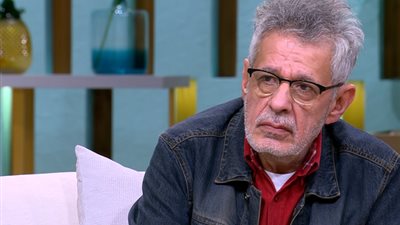 عمرو ملقب بـ”الهضبة” بمناسبة إيه.. والزعيم ”نفس الإفيه”..  وعمر خيرت ”مكرر”.. هجوم زكي فطين عبدالوهاب على نجوم الوسط الفني