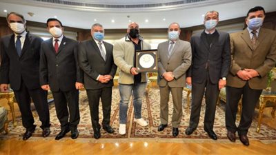 وزير الطيران يكرم البطل العالمى بيج رامى ”مستر أوليمبيا 2020”