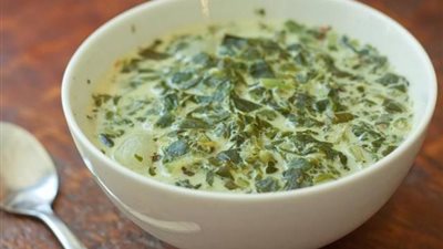 «زي المطاعم».. أسهل وصفات تحضير شوربة السبانخ