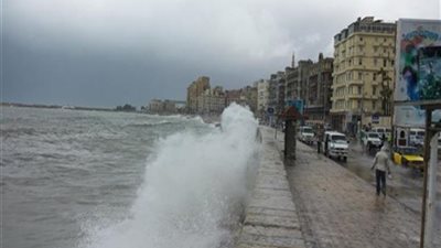 رئيس هيئة حماية الشواطئ يتفقد آثار النوة على شواطئ بورسعيد