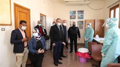 وزيرا الطيران و السياحة يتفقدان موقع إجراء تحليل لـ PCR بالغردقة