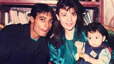 أحمد عبد الله محمود ينشر صورة نادرة مع والديه في الطفولة: أجمل إحساس