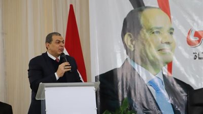 صور.. ما هي الهدايا التي تبادلاها وزير القوى العاملة ومحافظ كفر الشيخ اليوم؟