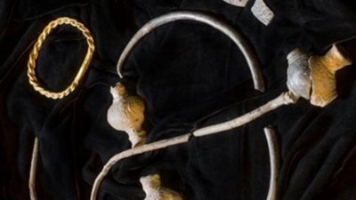 عثر عليها بالصدفة وعمرها يتعدى الـ 1000 عام.. القصة الكاملة لاكتشاف ثروة منسية للفايكنج