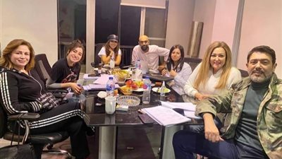 إلهام شاهين ونهال عنبر وأحمد وفيق في كواليس مسلسل ”حكايات امرأة أربعينية”