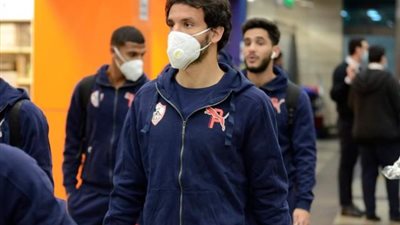 الأبيض في انتظار الانفراجة.. لاعبو الزمالك يفترشون الأرض ومخاوف من الإرهاق