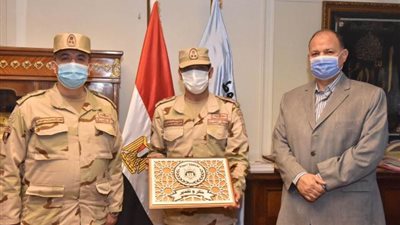 محافظ أسيوط يكرم العقيد محمود صبحي المستشار العسكري السابق للمحافظة