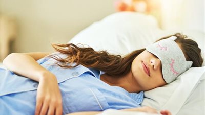 خلي بالك.. عادات خطيرة عند النوم بشعر مبلل