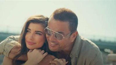 ثورة على السوشيال ميديا ضد عمرو دياب بعد ظهوره بـ”حلق”