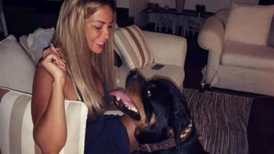 ريم مصطفى تداعب كلبها ”الروت وايلر” بفستان أسود قصير وسيجار: حبيبي