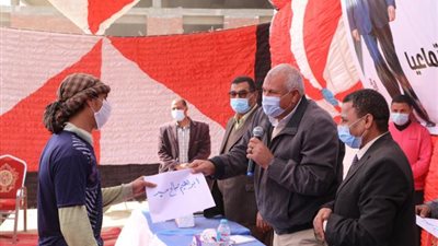 شاهد.. تسليم 3281 عامل غير منتظم  وثيقة تأمين تكافلي بالوادي الجديد