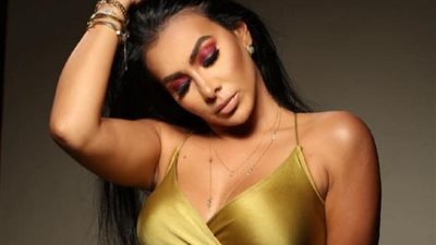 شاهد.. ميرهان حسين تستعرض أنوثتها بفستان ذهبي جريء