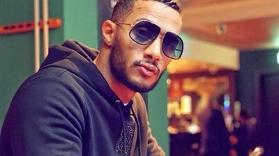 الجمهور يهاجم محمد رمضان بعد ظهوره عاريًا وملفوفًا بدولارات